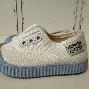 Kids White Canvas Shoes Victoria made in Spain. Slip in. No lace sz 21( us 5.5)